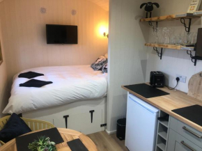 No 1 Hut Lane, a cosy Hut, heating, HOT TUB and a magnificent view for 2